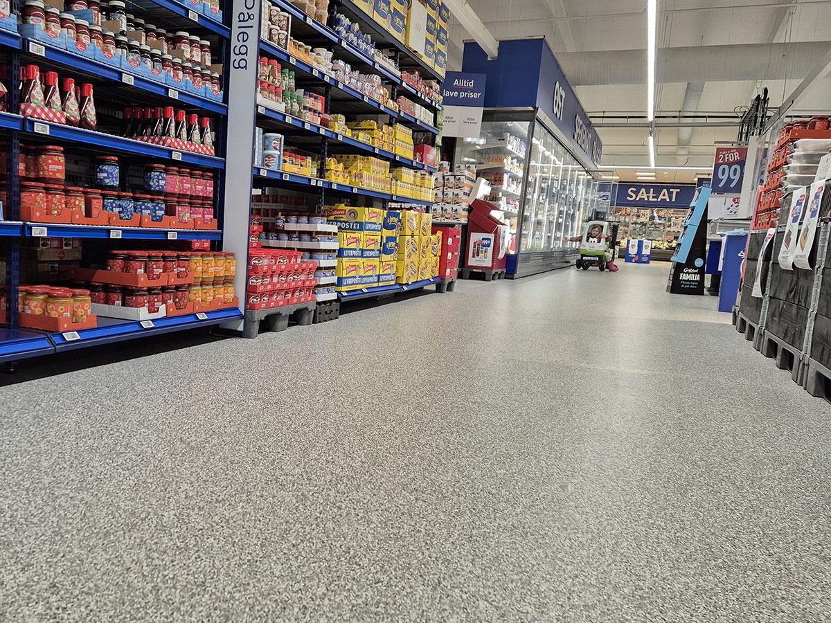 nærbilde av gulvet mellom butikkhyllene i en butikk