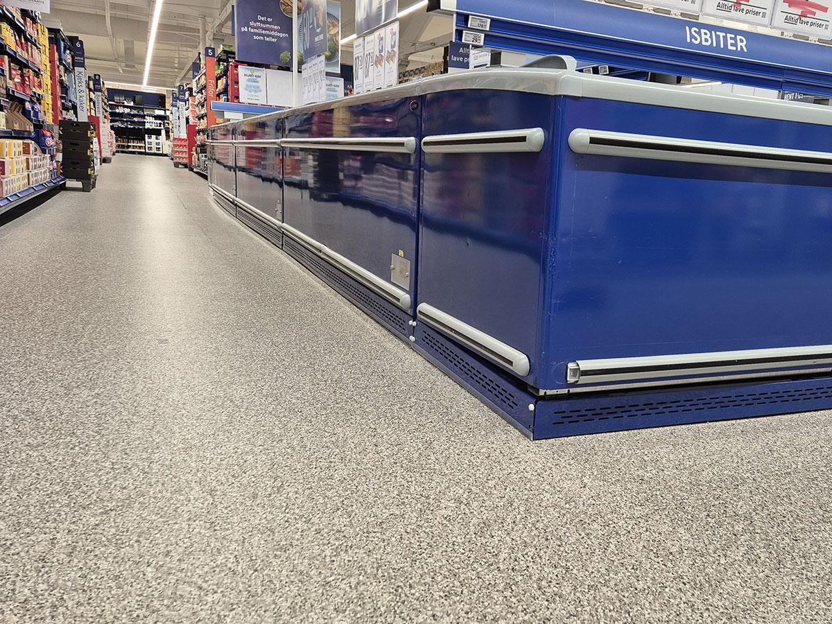 nærbilde av hjørnet på en frysedisk i butikk