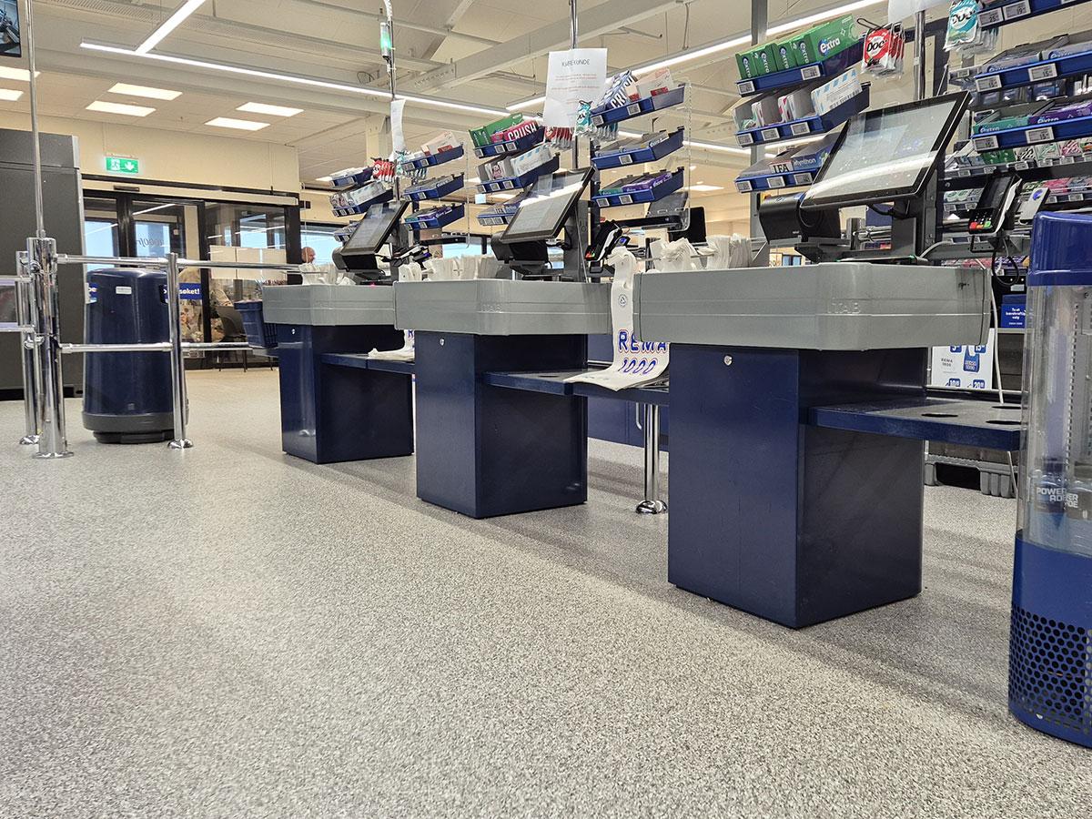 bilde av selvbetjente kasser i en rema 1000 butikk med nytt gulv