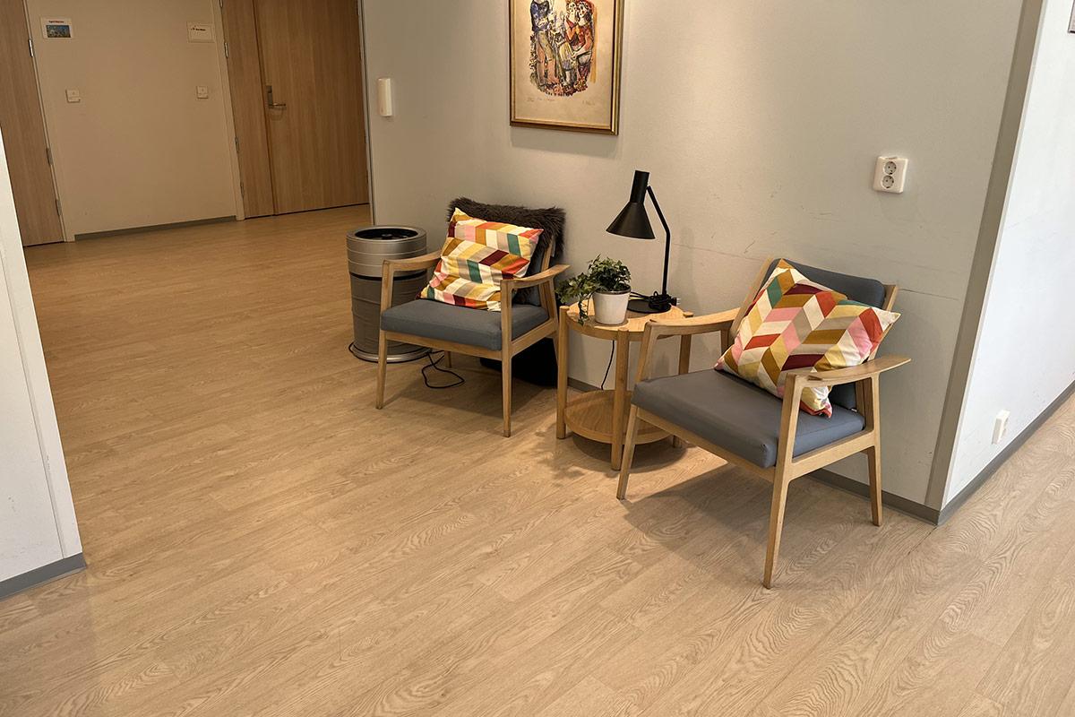 sittegruppe med to stoler foran en hvit vegg i Carpe Diem Demenslandsby