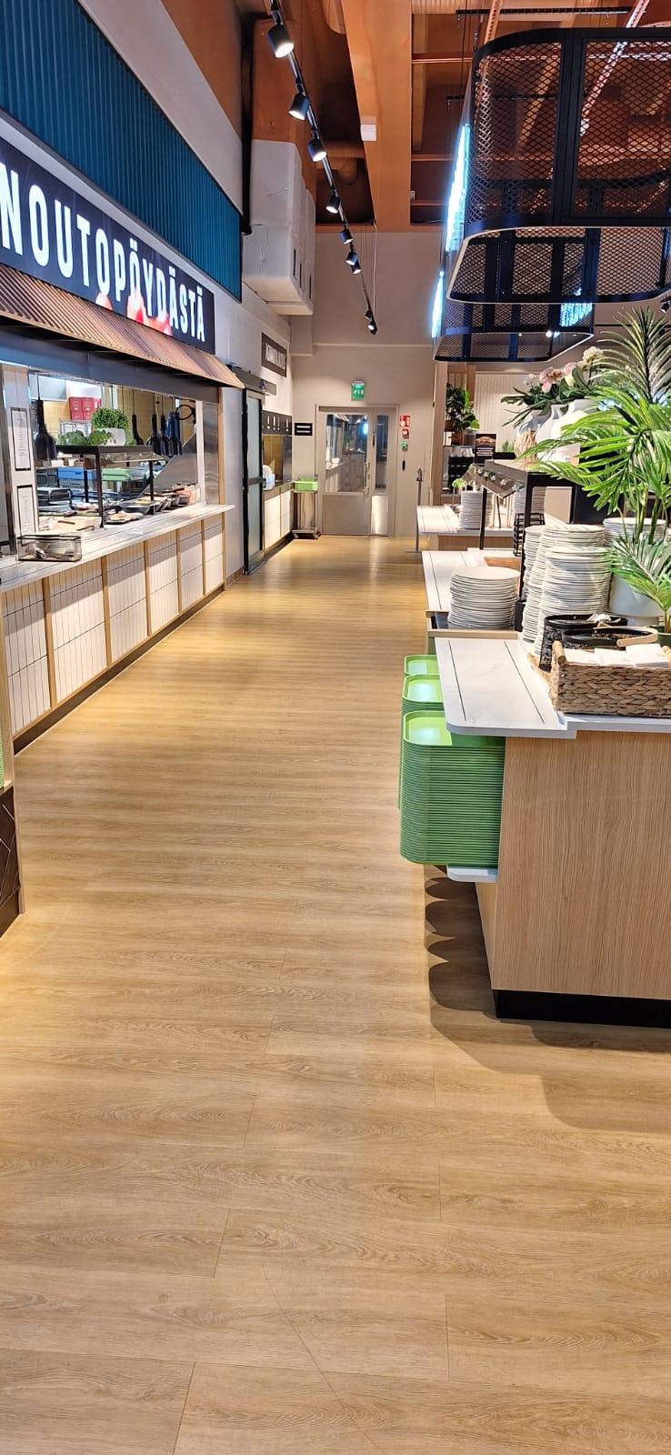 disken i en lys og fin kafeteria i Finland. Tallerkner og bestill til høyre. Diske med mat til venstre