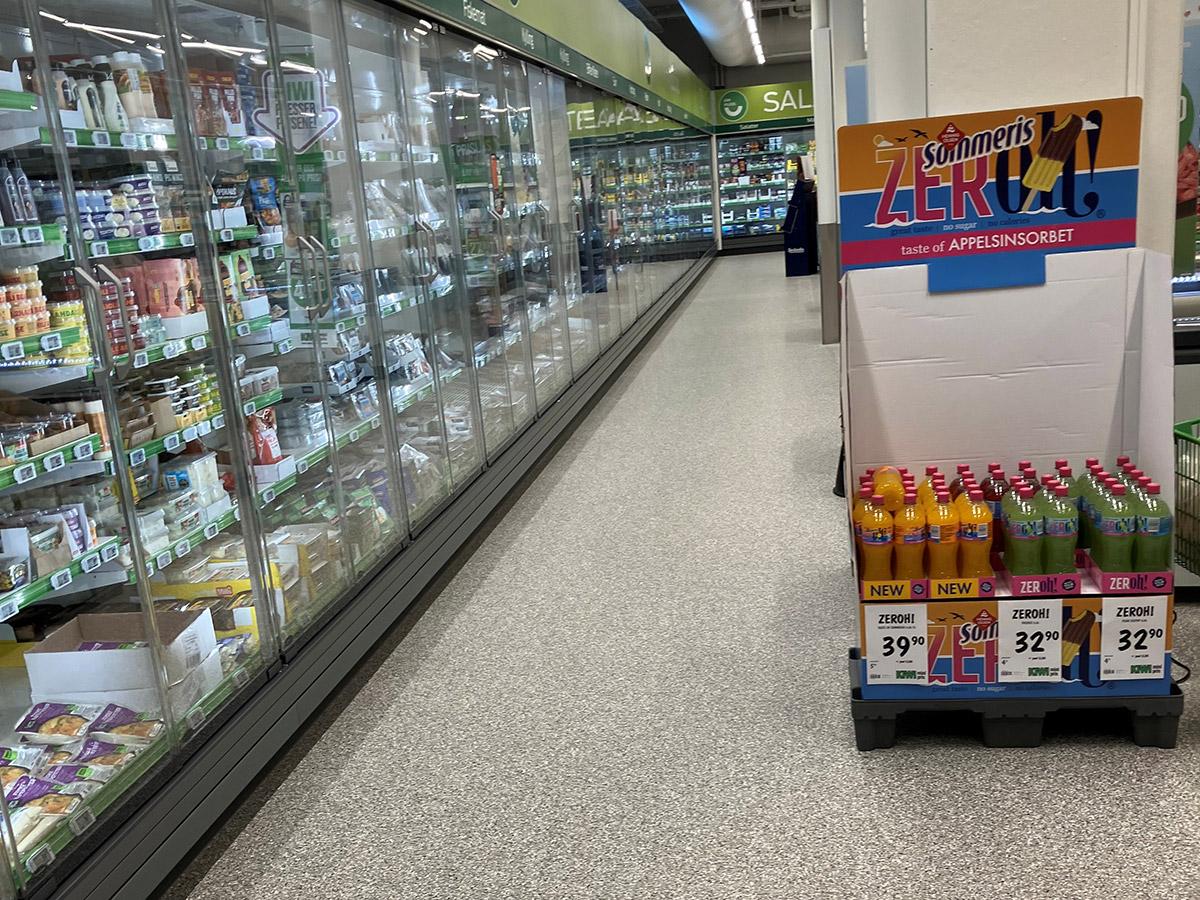 en rekke med kjøleskap i en kiwi butikk