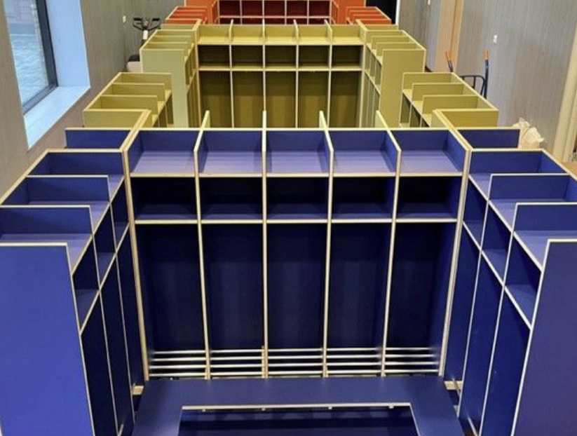 garderobeskap satt i formasjon slik at de former tre rom hvor garderobeskapene har ulike farger