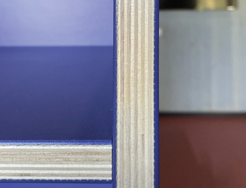 nærbilde av kanten på en vegg i garderobeskap