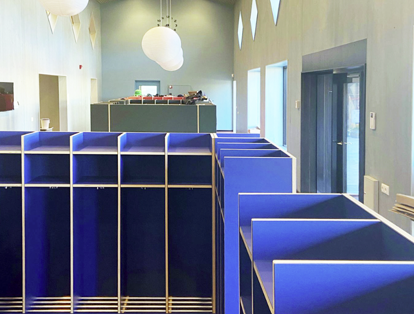 garderobeskap i en barnehage sett litt ovenfra. Skapene er blå.