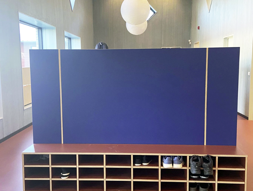 baksiden av garderobeskapene med hylle til sko inntill