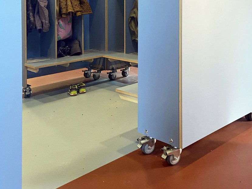 nærbilde av gulvet som viser to ulike soner med to ulike farger på gulvet. Garderobeskap med hjul 