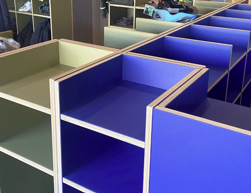 garderobeskap i to ulike farger, blått og grønt stående ved siden av hverandre sette litt ovenfra.