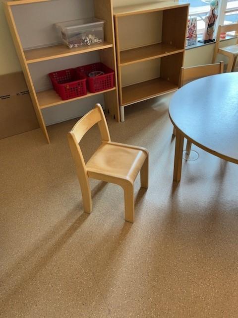 en liten stol ved et bord i en barnehage