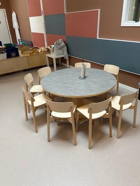 en liten sittegruppe med et rundt bord og stoler for barn