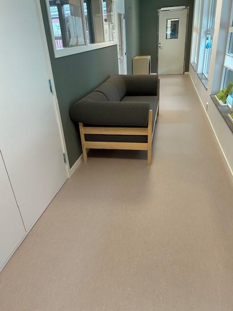 en sofa stående langs veggen i en gang i en barnehage
