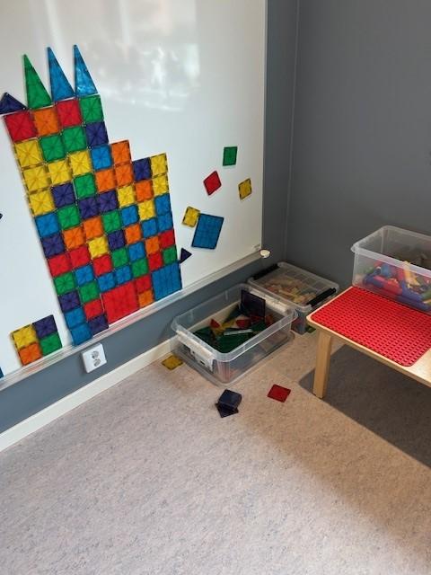 et white board med fargerike magneter plasert i form av et slott