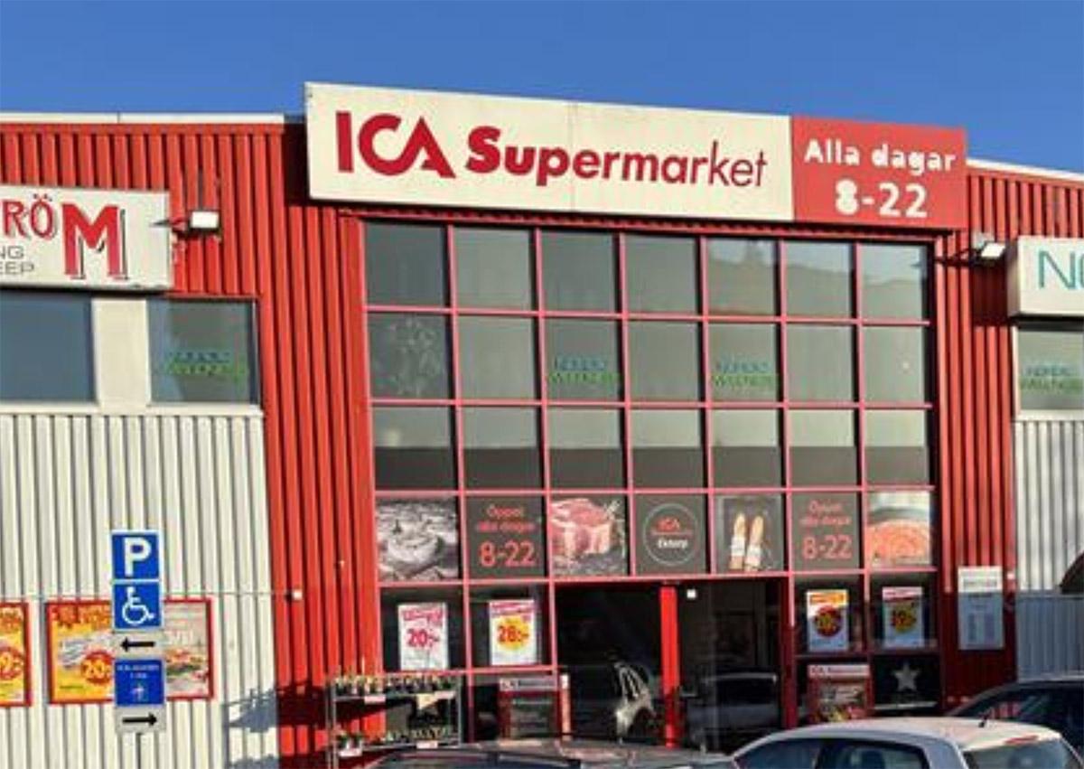 inngangen til ICA Supermarket Ektorp i Sverige. Rød fasade med skilt øverst og vinduer under