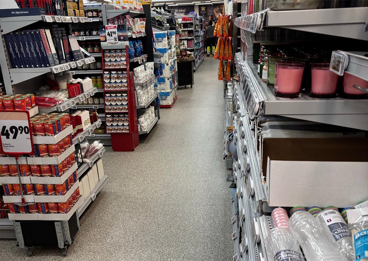 butikkhyller med en passasje i midten