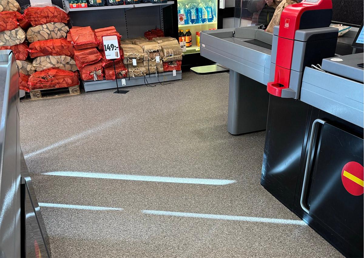 nærbilde av gulvet i enden av kassen i en butikk
