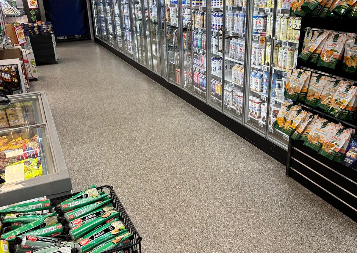 en rad med kjøleskap i en ICA butikk med glassdører på alle skap