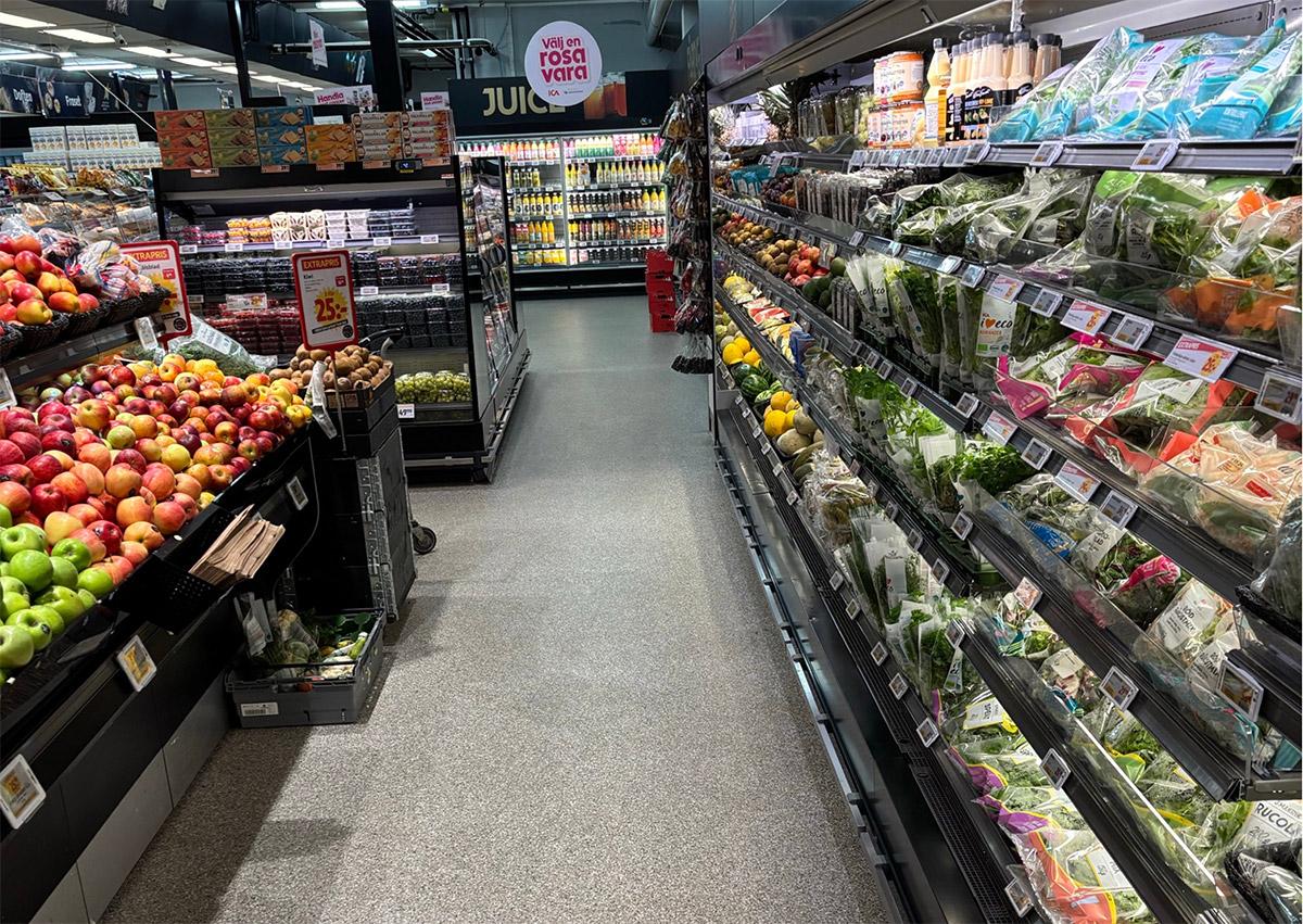 fruktdisker i en butikk til høyre og venstre med en passasje i midten