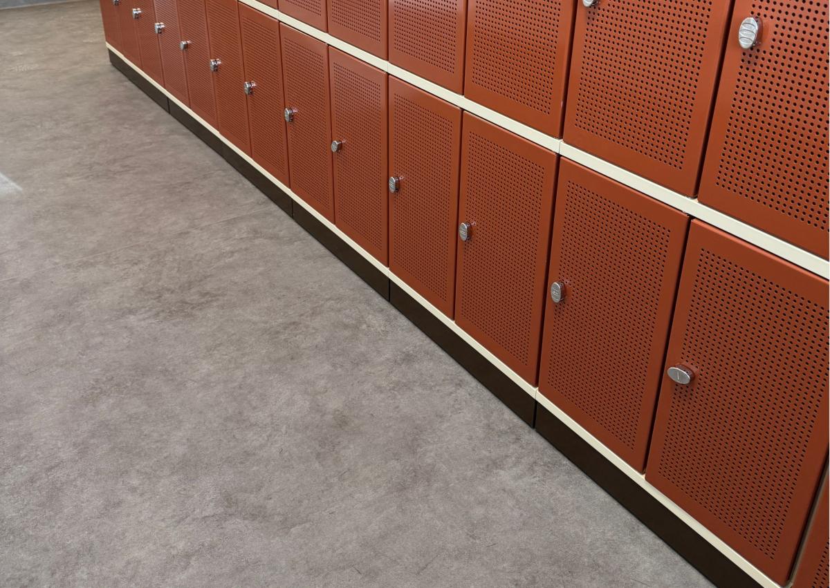 nærbilde av nederste del av garderobeskap