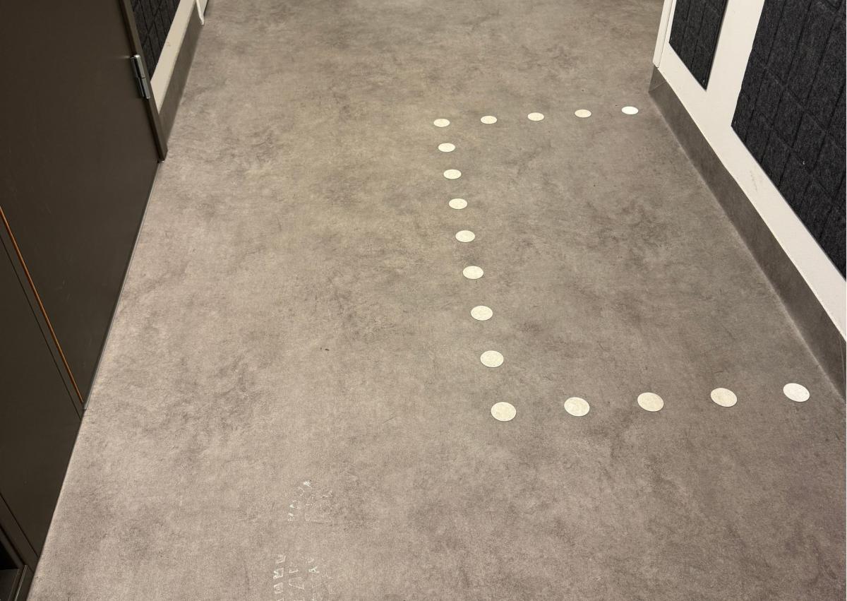 stiplet markering i gulvet formet som en firkant ut fra veggen