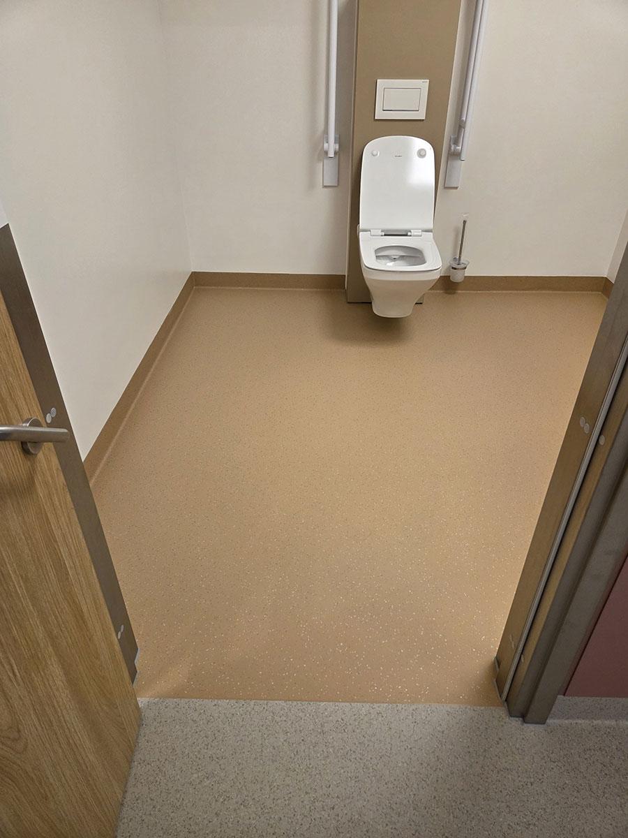 gulvet på et toalett på Hjelset Sykehus