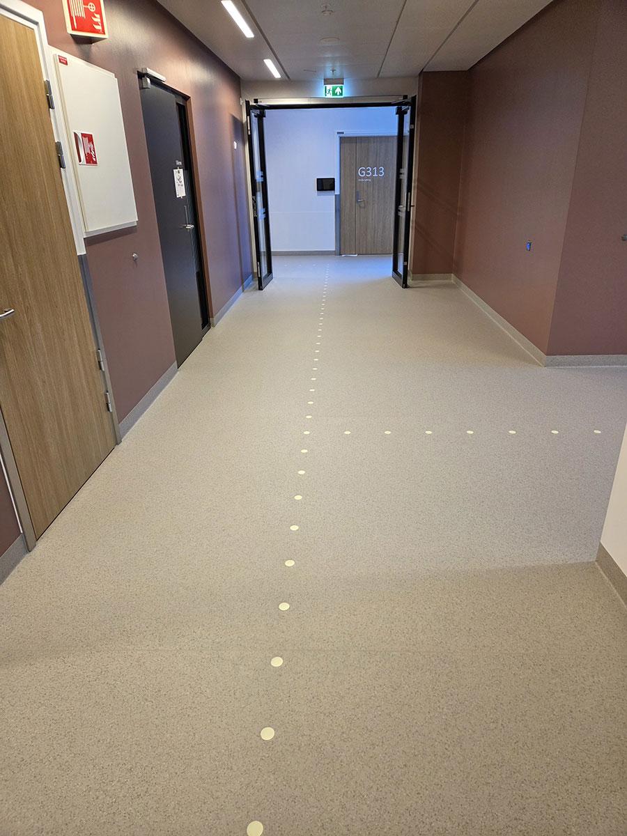 gulvet i gangen på Hjelset Sykehus