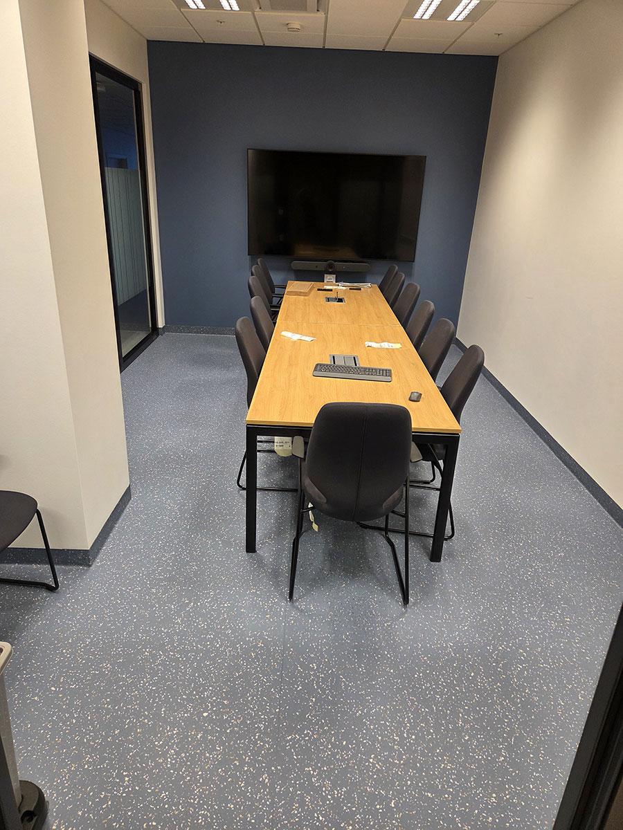 gulvet på et møterom på Hjelset Sykehus