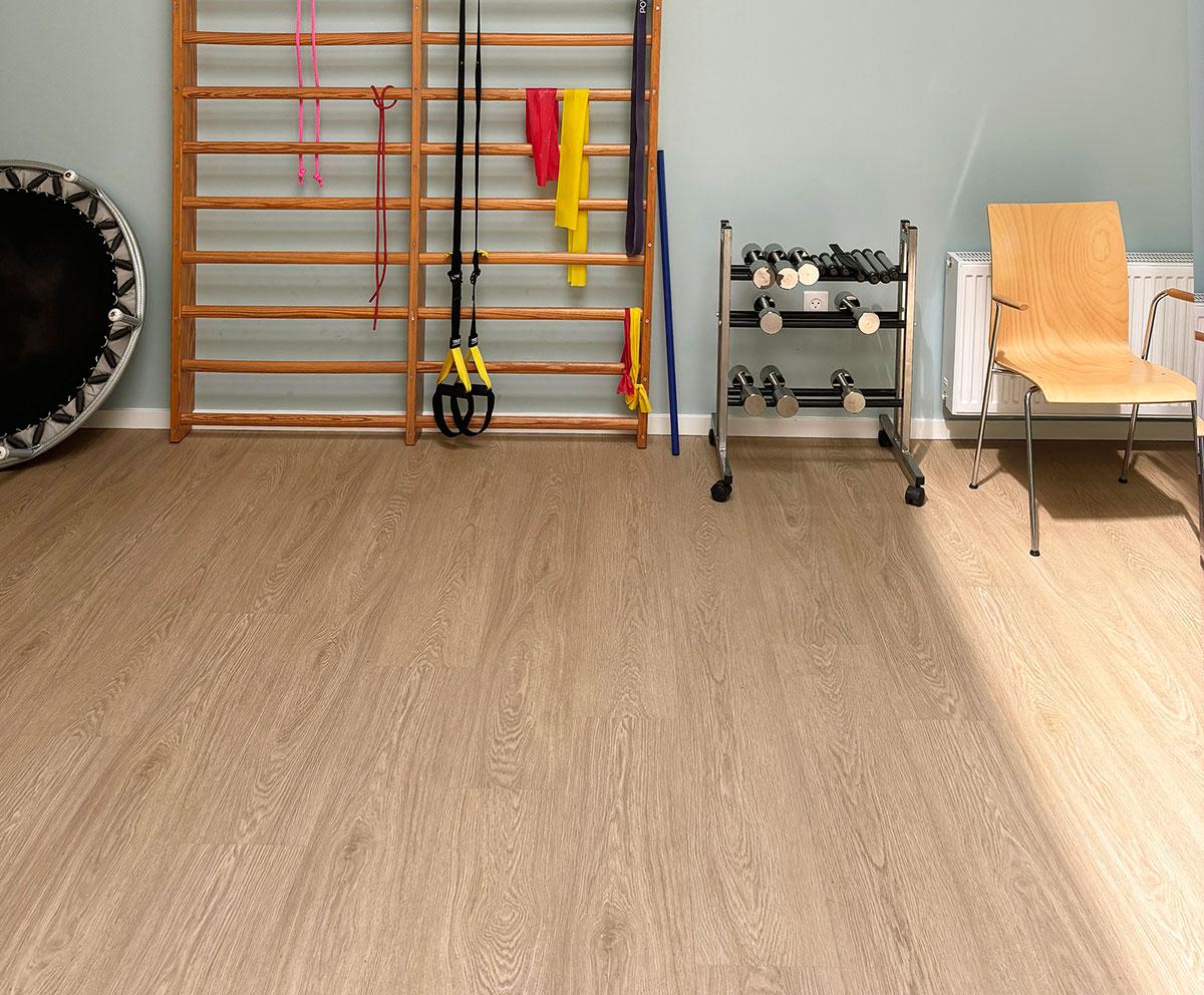 treningsrom med ribbevegg og annet utstyr i enden av rommet