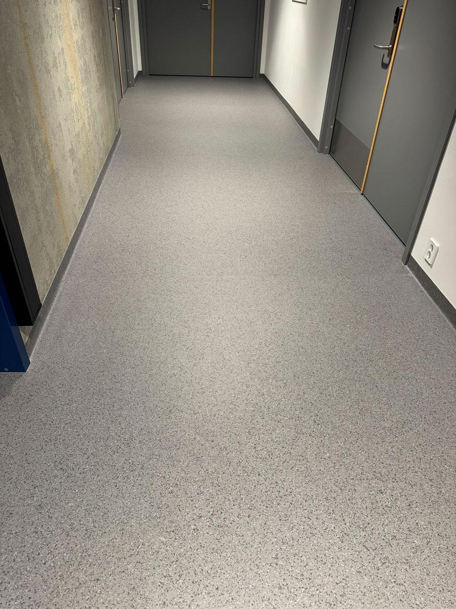 gangen på legevakta i Arendal med nytt gulv