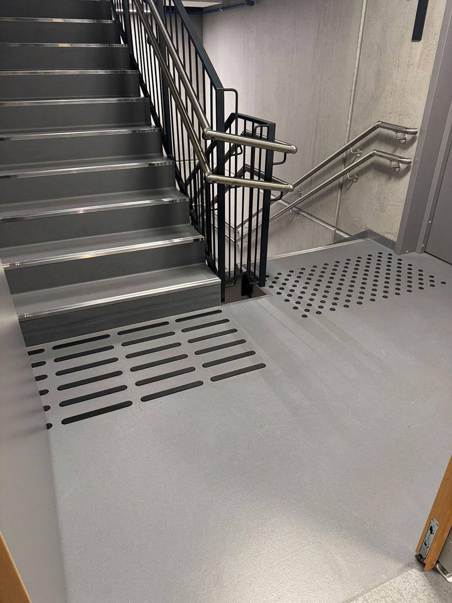 trappeløp med nytt gulv på legevakta i Arendal