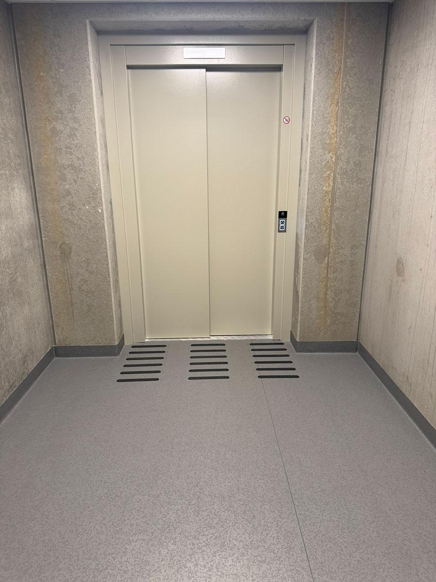 gulvet foran heisen på legevakta i Arendal 