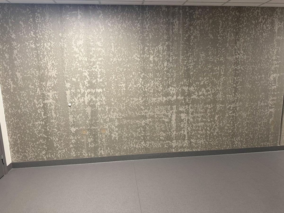 vegg og gulv i gangen på legevakta i Arendal