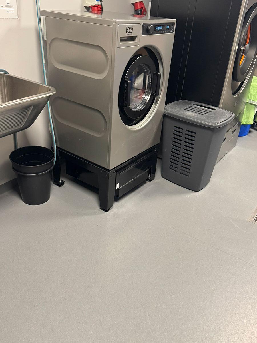 vaskemaskin stående i et vaskerom på legevakta i Arendal