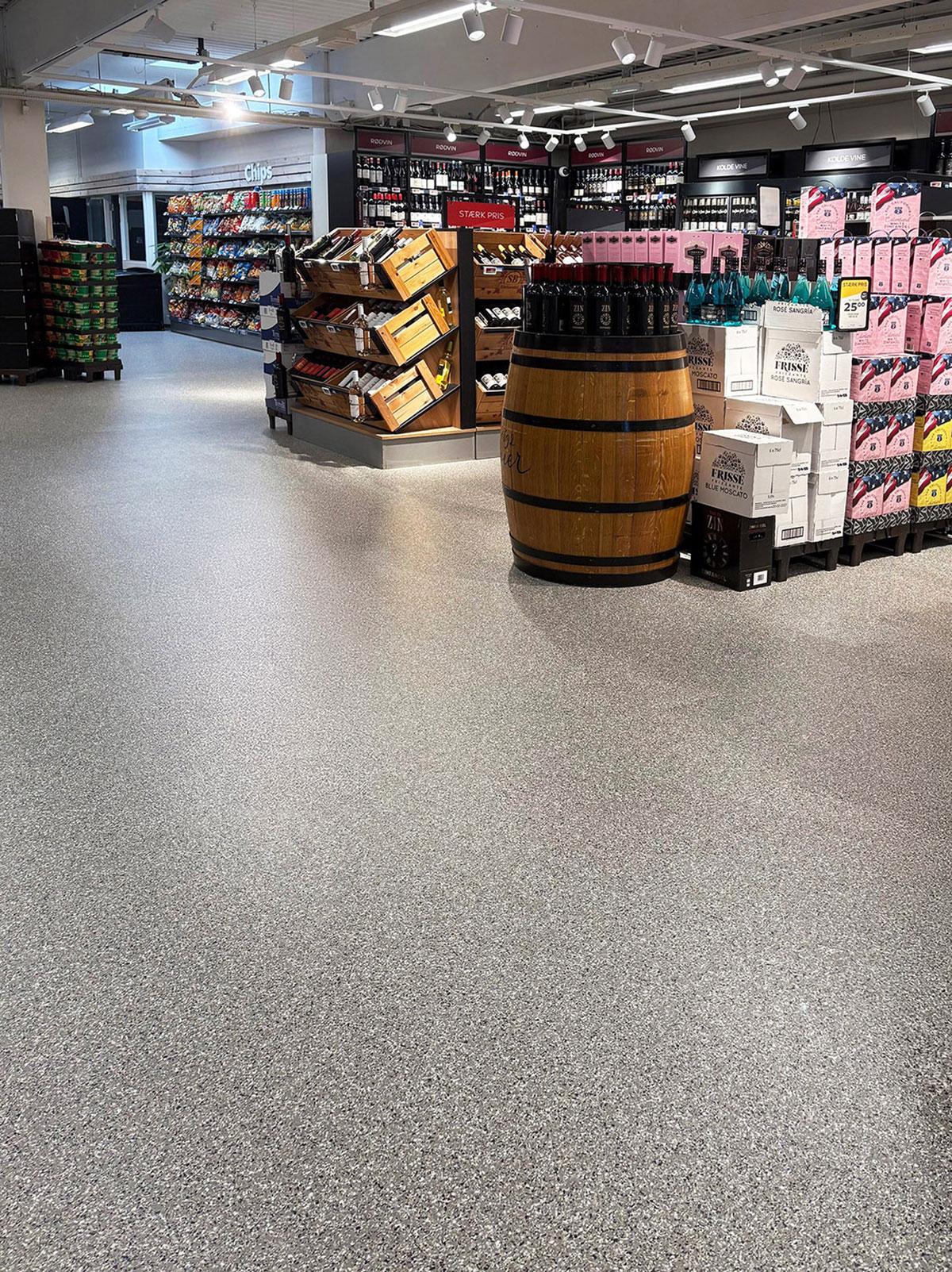 butikkhyller og et torg formaet som en tretønne med varer stående oppå