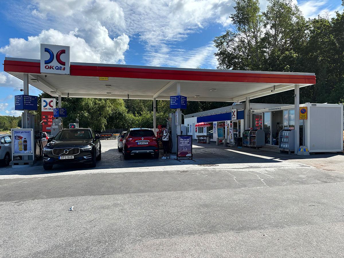 fasaden til en OK Q8 bensinstasjon