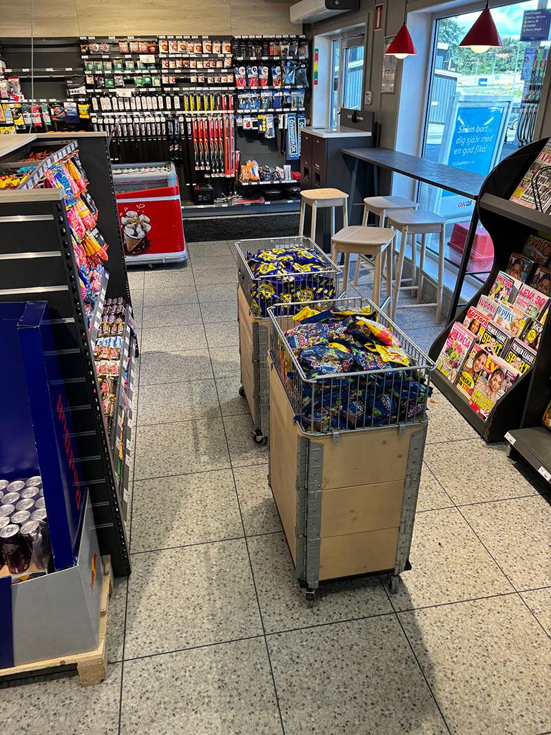 bilde av gulvet mellom hyllene i en bensinstasjon