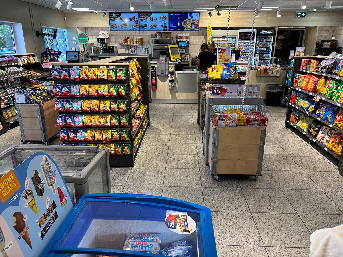 bilde av gulvet mellom hyllene i en bensinstasjon