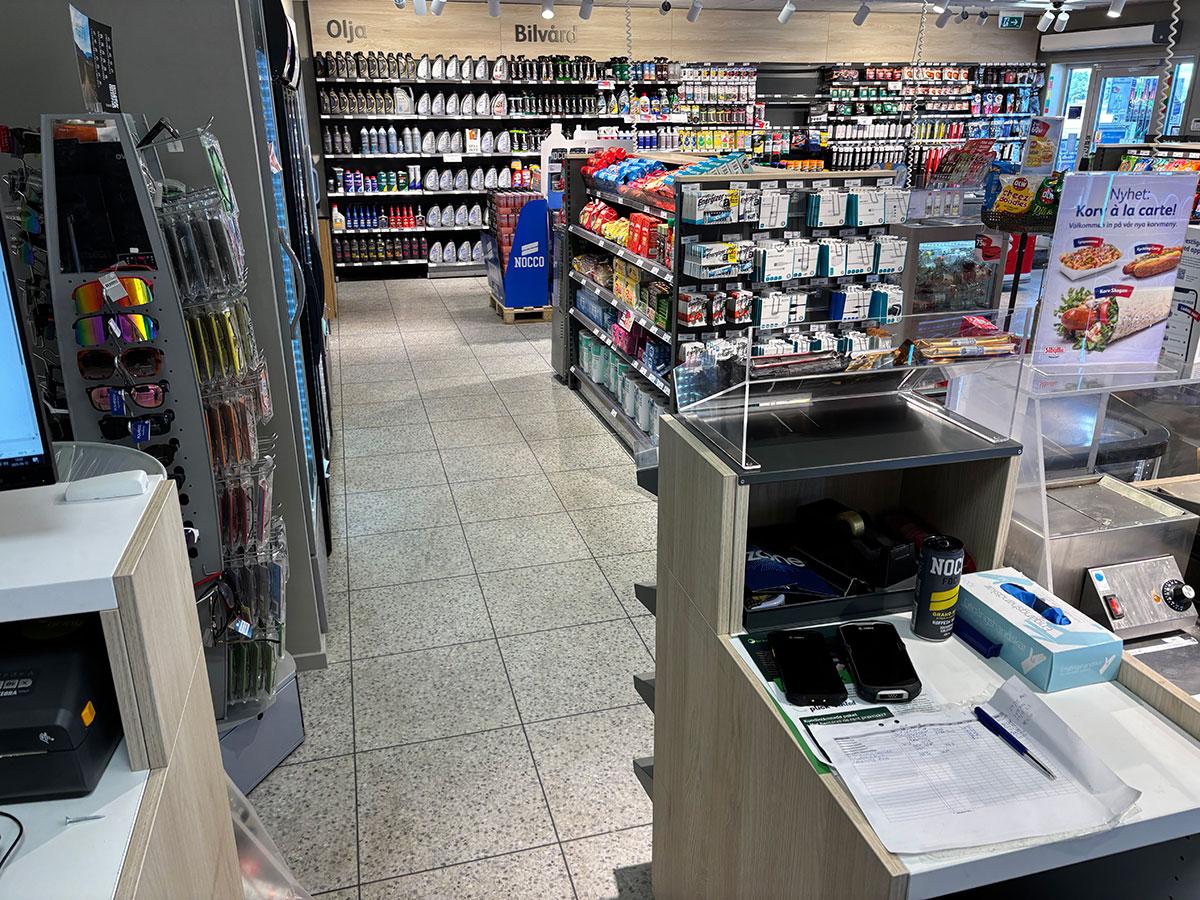 bilde av gulvet mellom hyllene i en bensinstasjon