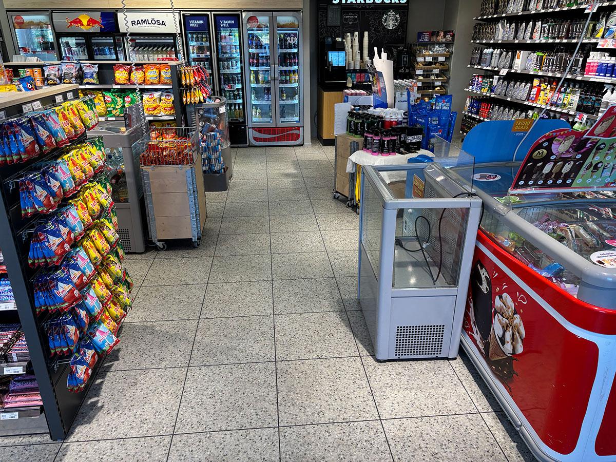 bilde av gulvet mellom hyllene i en bensinstasjon