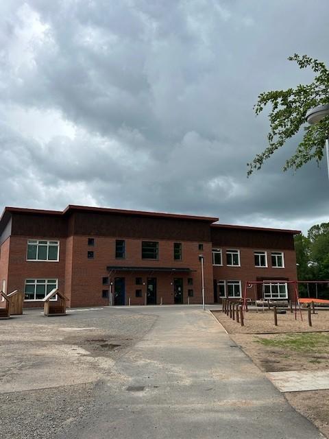 fasaden til en skole bygget i mur