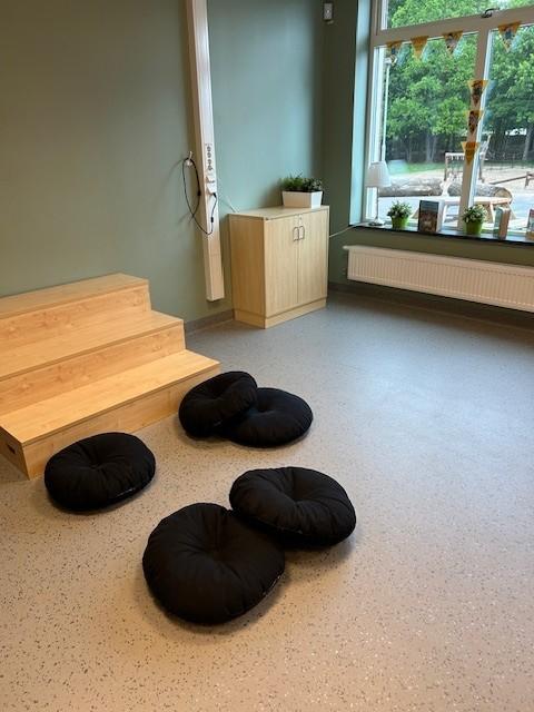 oppholdsrom på en skole med puter liggende på gulvet