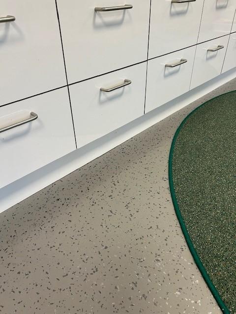 nærbilde av gulvet ved et skap