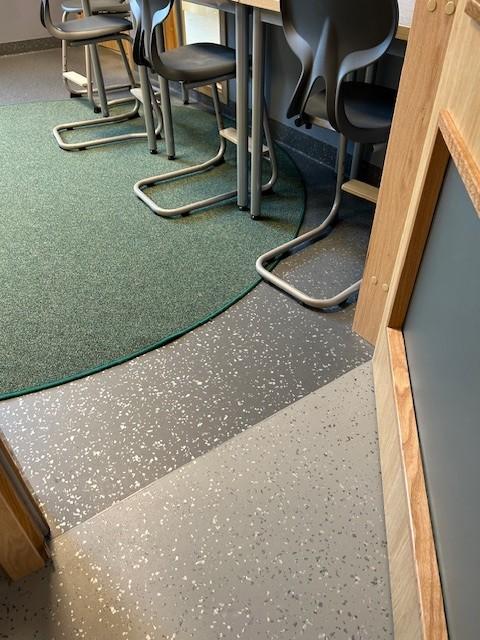 nærbilde av gulvet mellom to rom