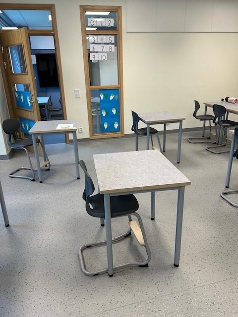 pulter og stoler i et klasserom på en skole