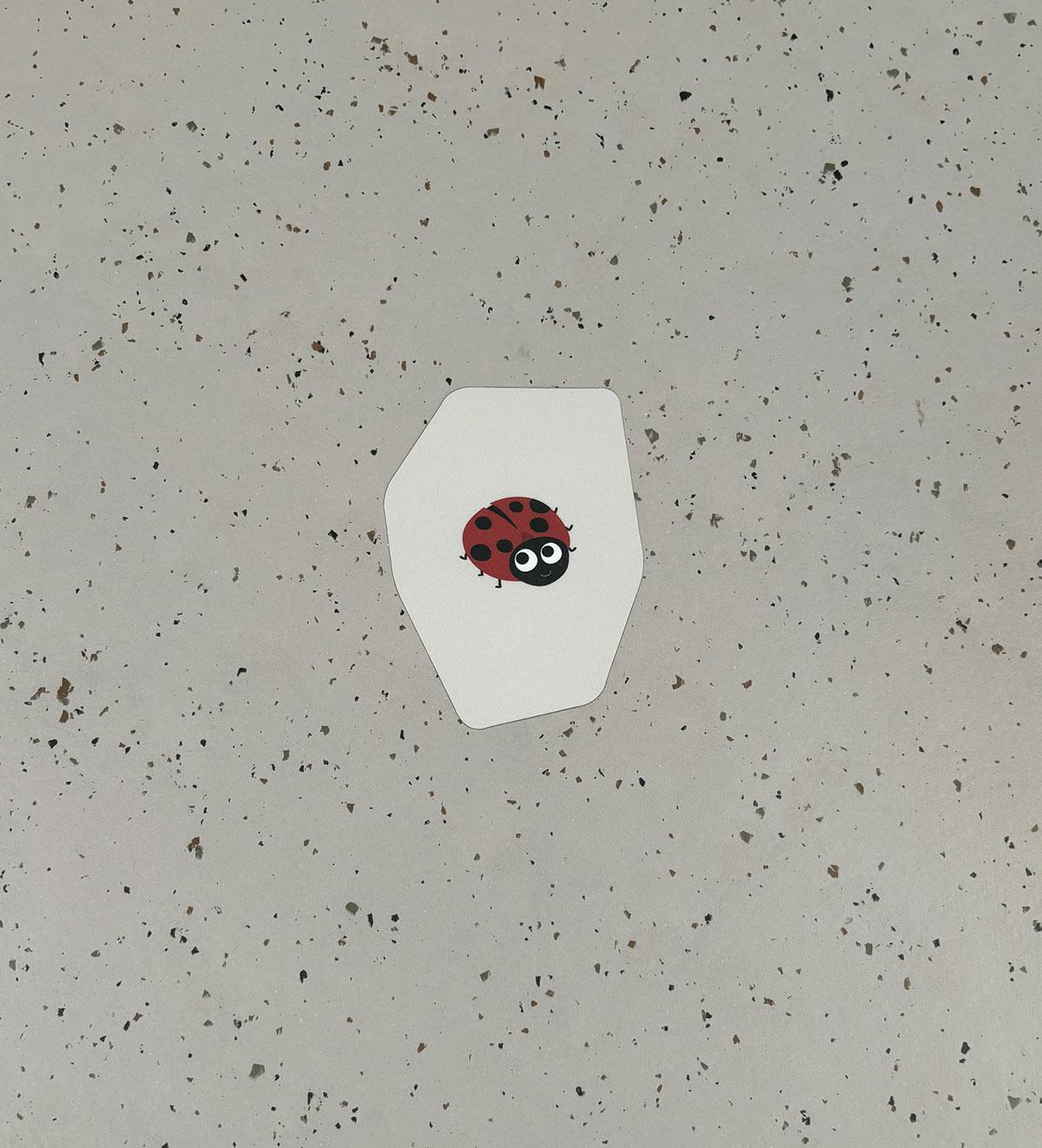 en illustrasjon av en marihøne på et hvit felt i gulvet