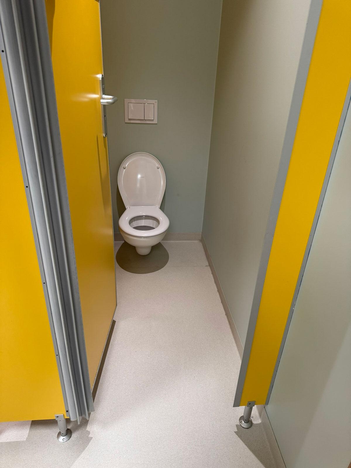 et toalett med dørene åpne. 