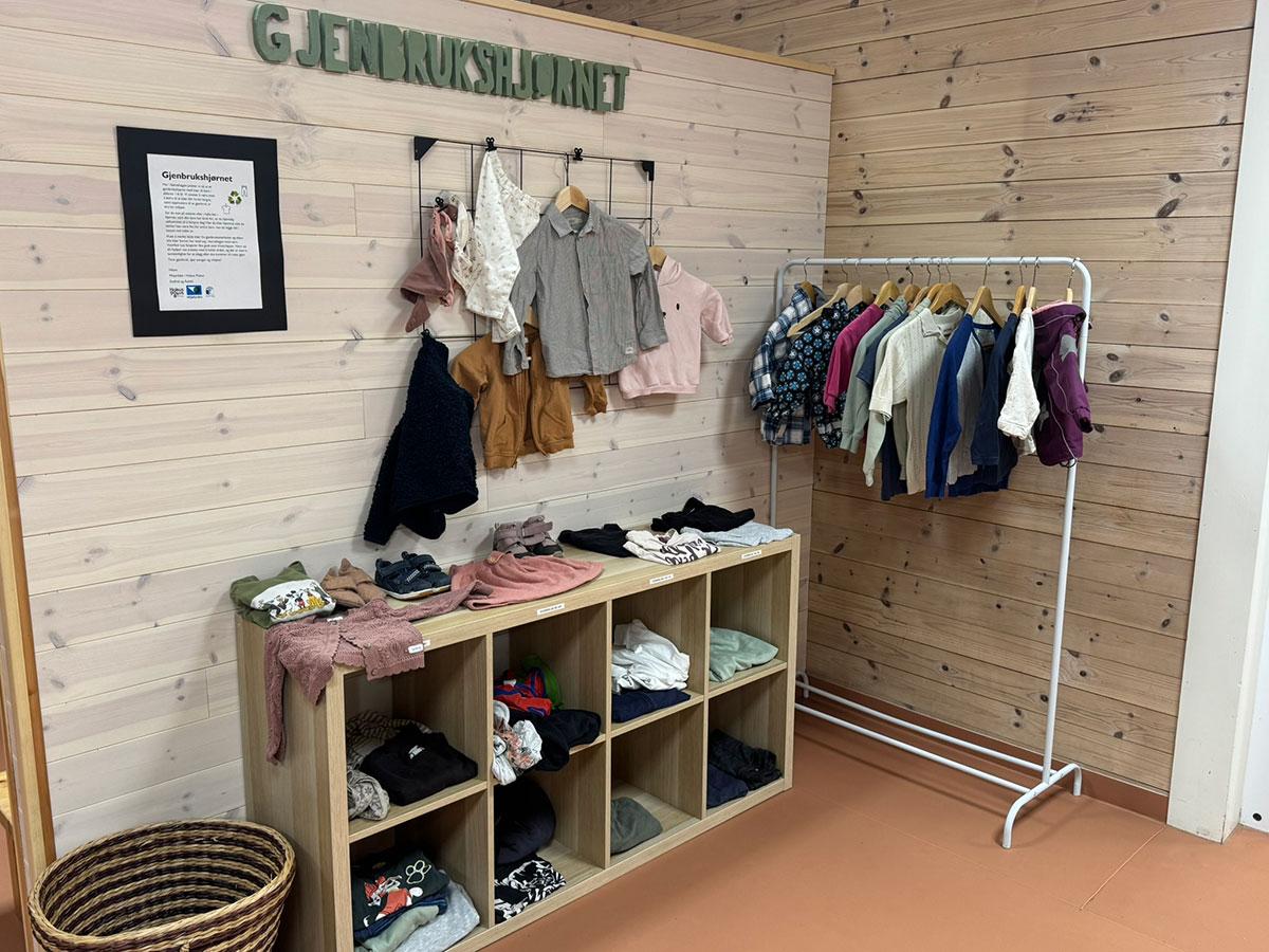 gjenbruksavdeling i et hjørne med skap og stativ for klær og sko