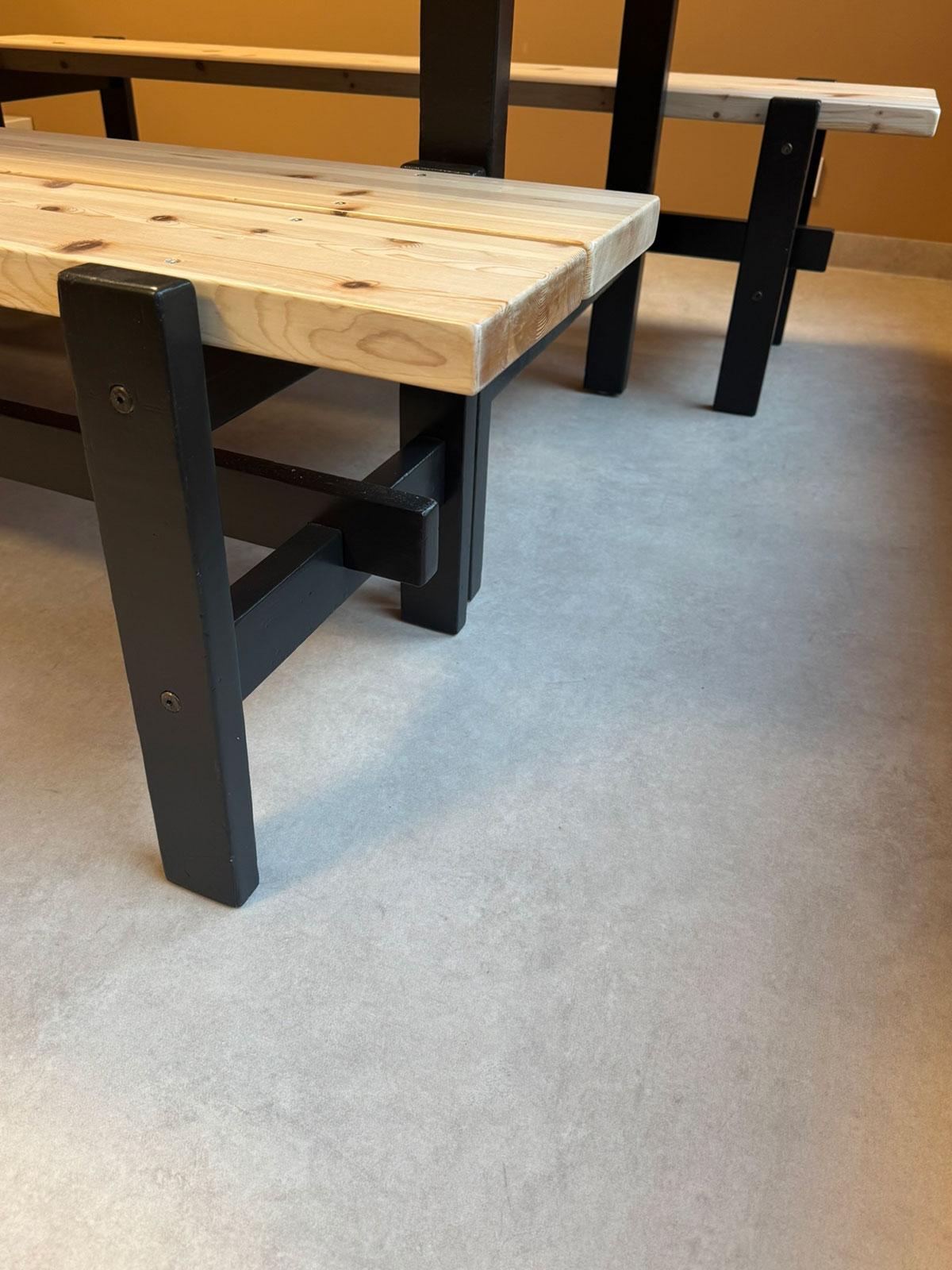 nærbilde av ben på sittebenk