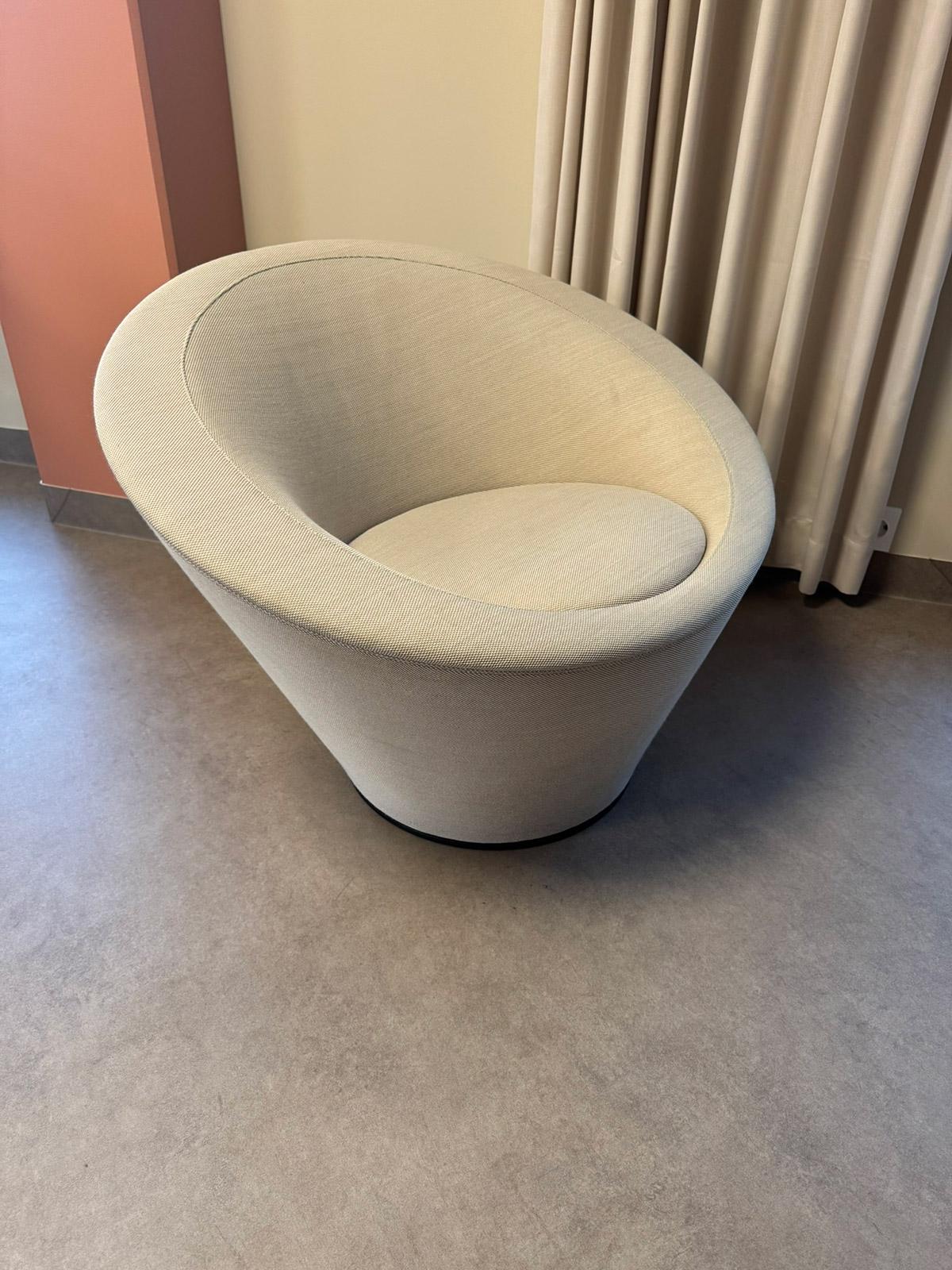 Moderne beige stol i fellesområde med nøytrale farger i Lund Torv studentboliger.