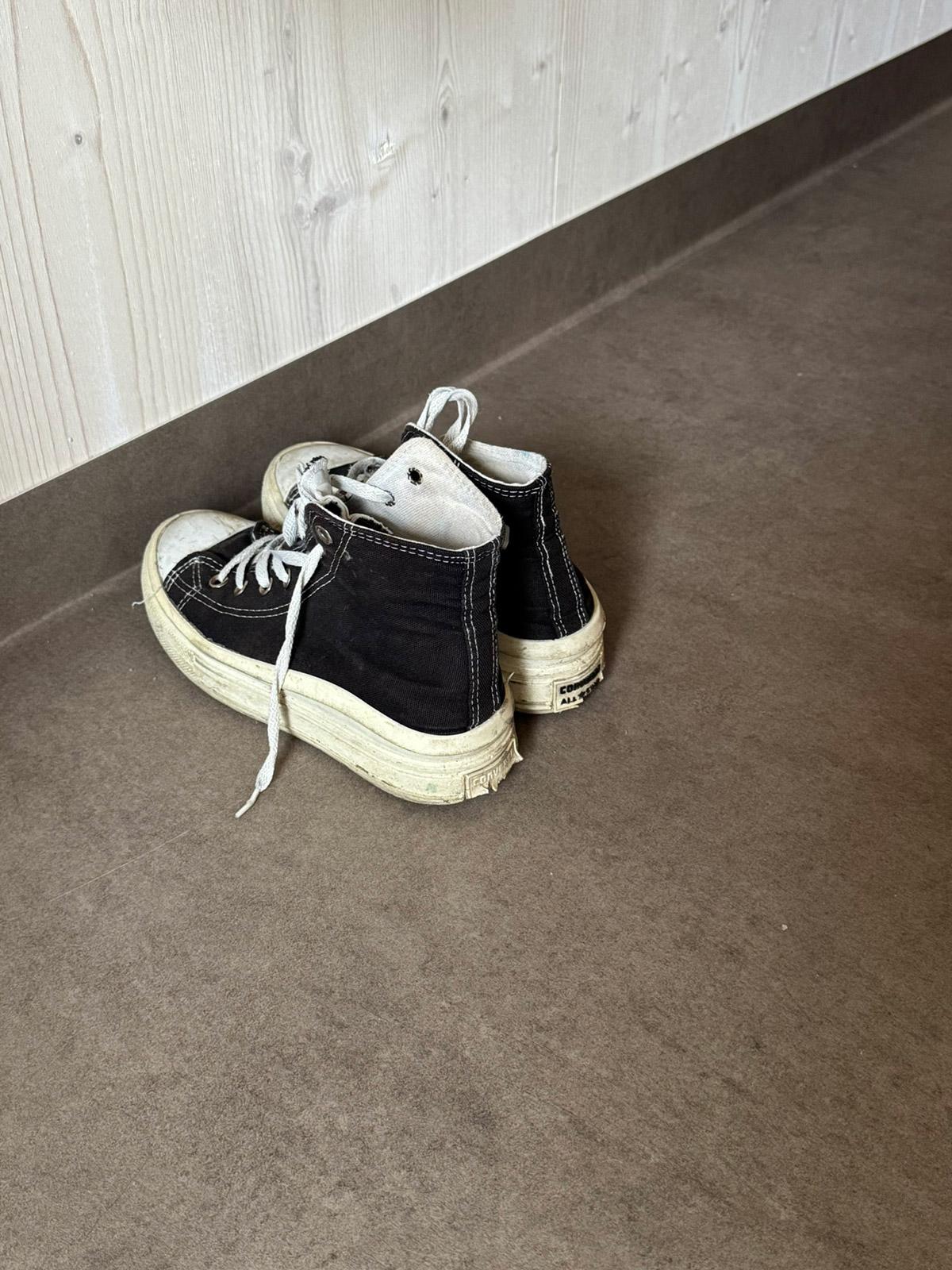 Et par svarte Converse-sko på gulvbelegg fra Gerflor i studentbolig ved Lund Torv.