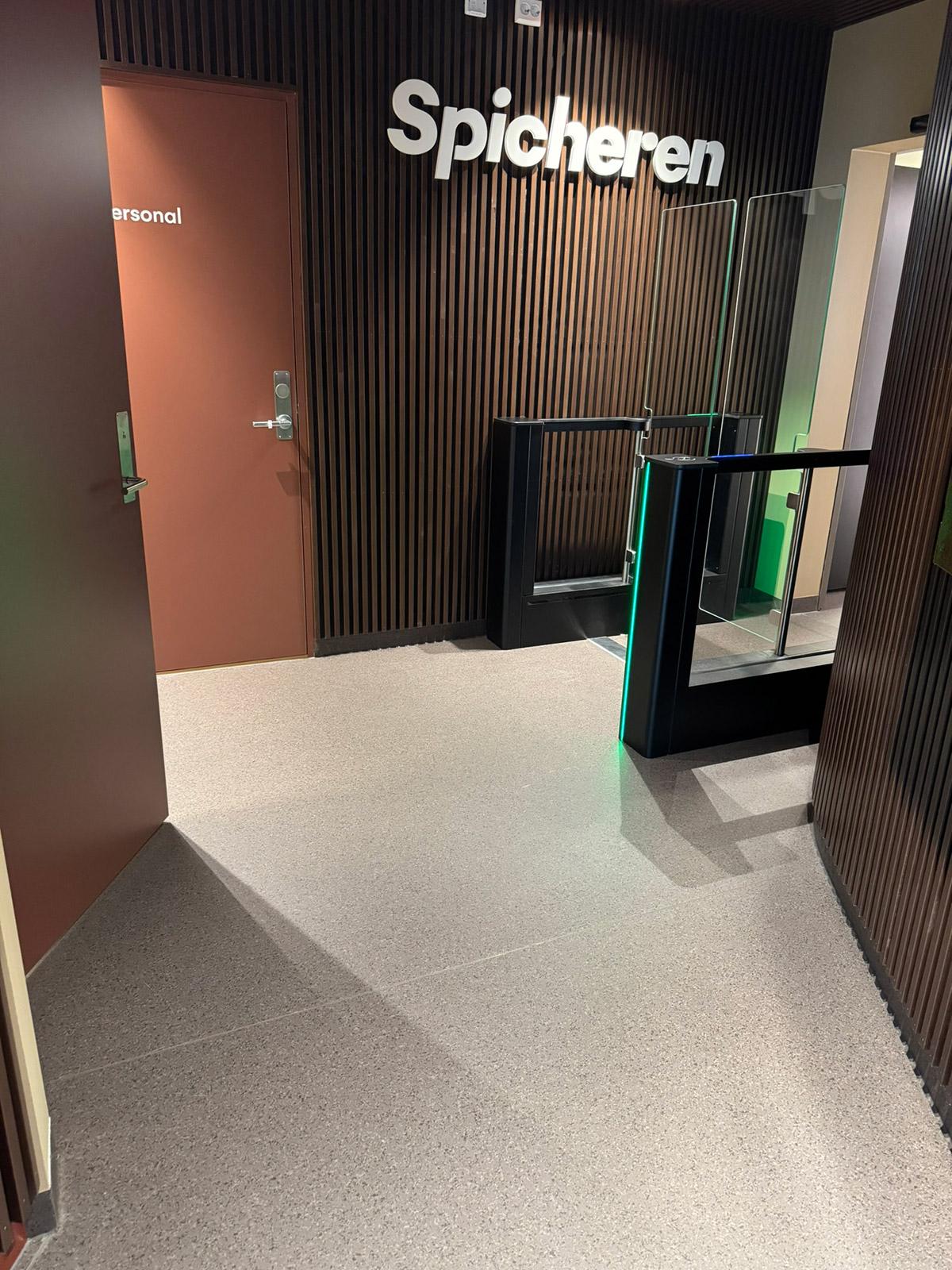Inngangsparti til Spicheren treningssenter med moderne lys grått gulvbelegg fra Gerflor.